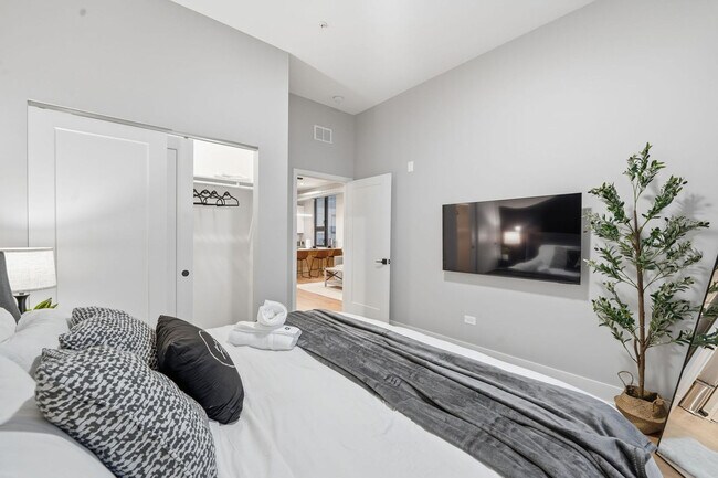 Building Photo - 6044 N Winthrop Ave