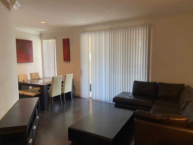 Building Photo - Charming Fully Furnished 1 Bedroom Condo: ...