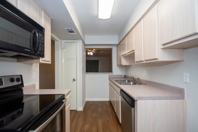 Building Photo - 7950 Grove Ridge Dr