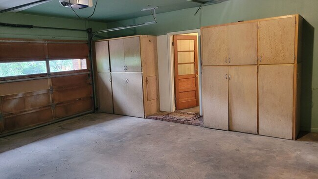 Building Photo - 3 Bed, 3 Bath with Downstairs Kitchenette ...