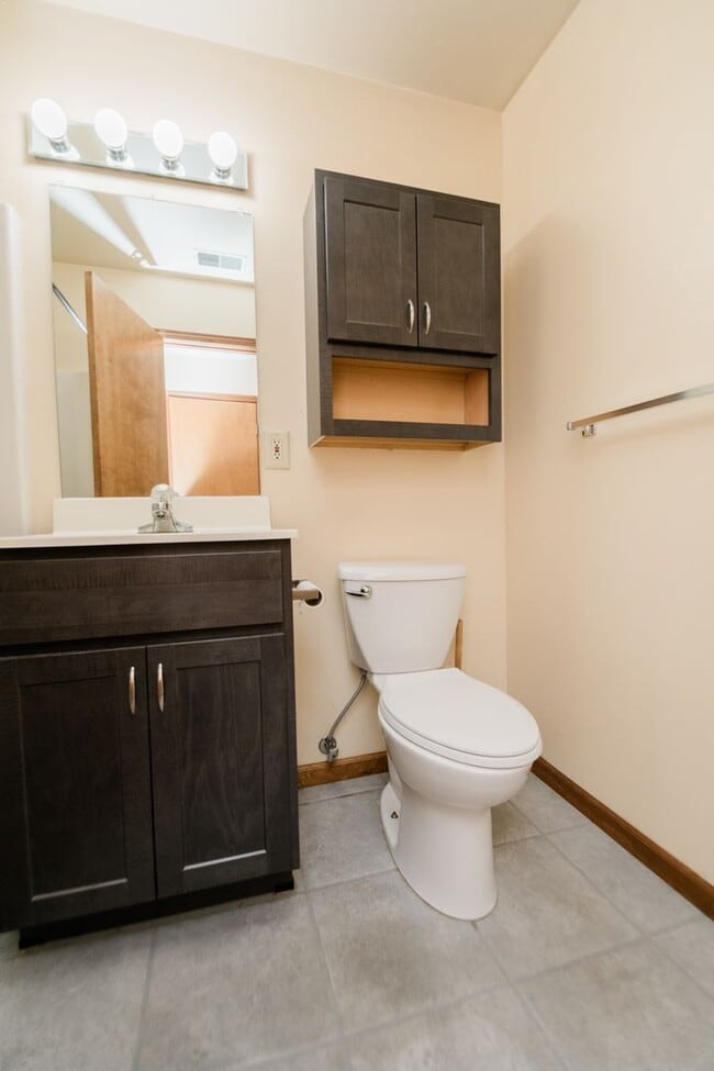 Building Photo - Maintenance free 2 bedroom, 1 bath town-ho...