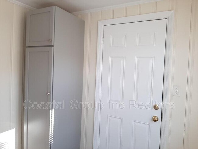 Building Photo - 437 Lenox Ave