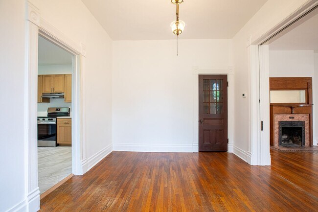 Building Photo - 1940-1946-1946 SW Market St Dr