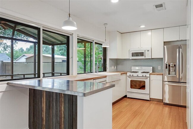 Building Photo - 307 Thistlewood Dr