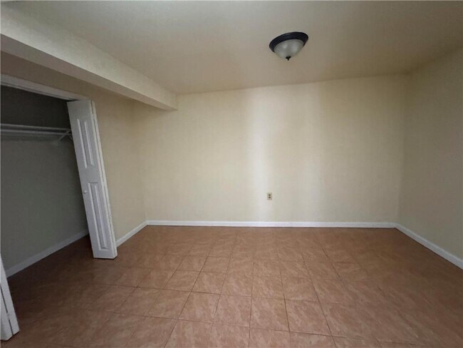 Building Photo - 600 Sioux St