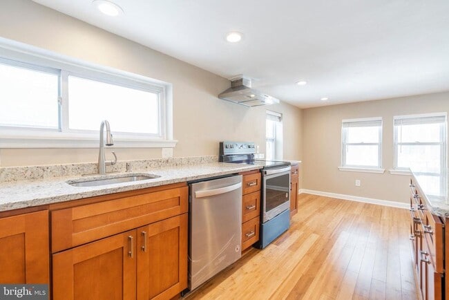 Building Photo - 329 Hillcrest Ave