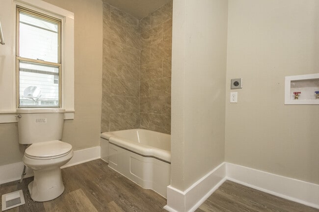 Building Photo - 2 Bedroom 1 Bath Fully Remodeled