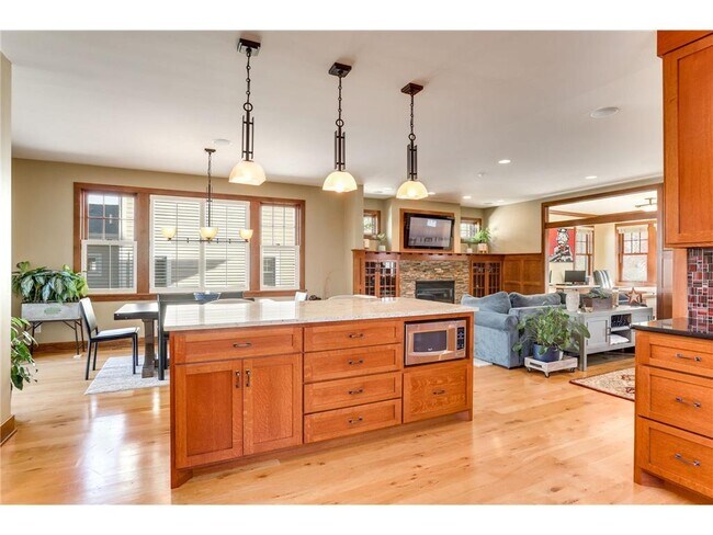 Building Photo - 2012 W Laurel Ave