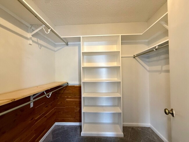 Building Photo - Bright and spacious 2 bed, 2.5 bath condo in the heart of Virginia Beach!