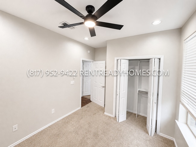 Building Photo - 4901 Lakeside Dr