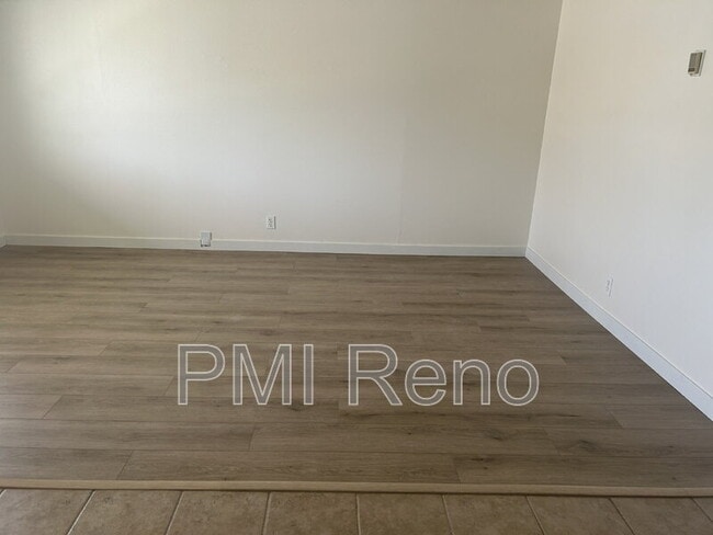 Building Photo - 374 La Rue Ave