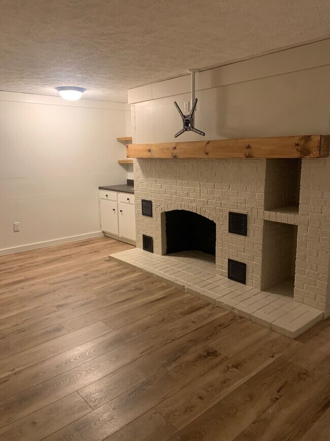 Building Photo - Charming Five-Bedroom Retreat with Finished Basement and Modern Amenities!