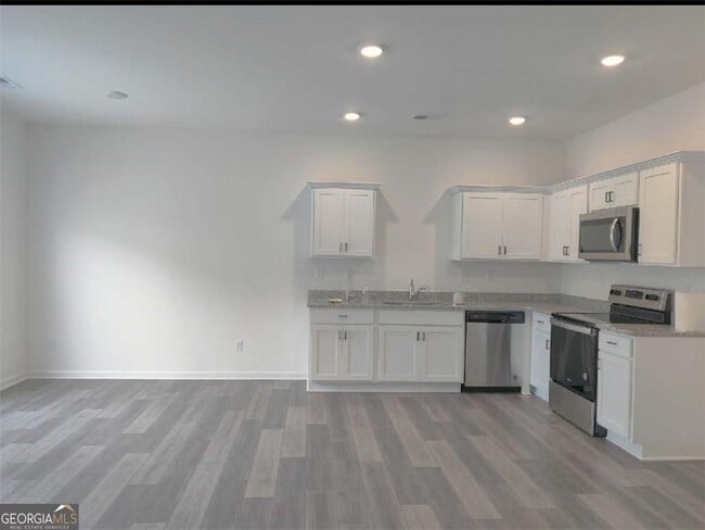 Building Photo - 312 Penn Sta Wy