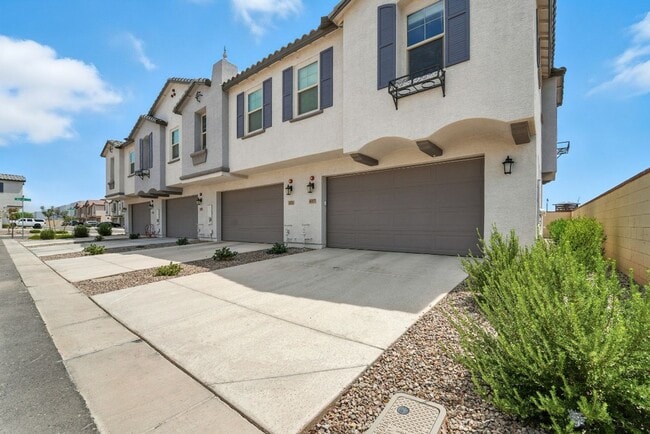 Building Photo - Like New Luxurious Model Home in Warner Meadows!