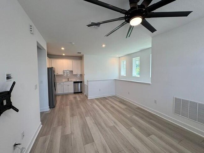 Building Photo - 1 Bedroom Garage Apartment Island Village of Celebration