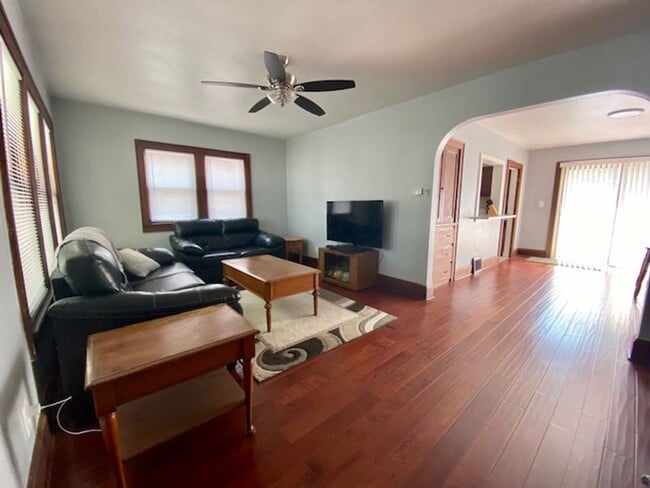 Primary Photo - Charming 2 Bedroom 1 Bath Single Family Home!