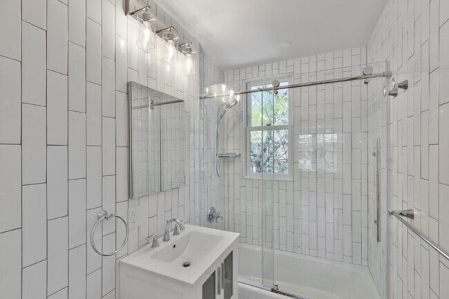 Building Photo - 2 bedroom in SUNNYSIDE NY 11104