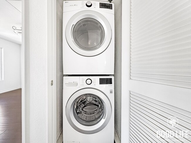 Building Photo - Beautiful 3BD/3BA W/ A/C, Attached Garage, and Community Pool in Kearny Mesa!