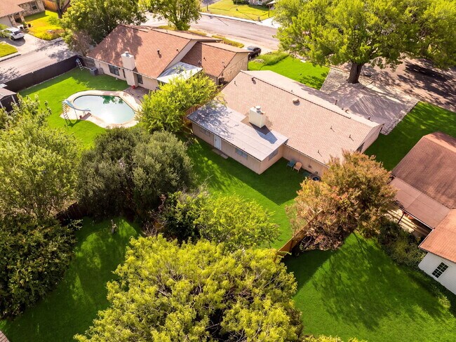Building Photo - MINUTES FROM LACKLAND, MILES FROM BORING
