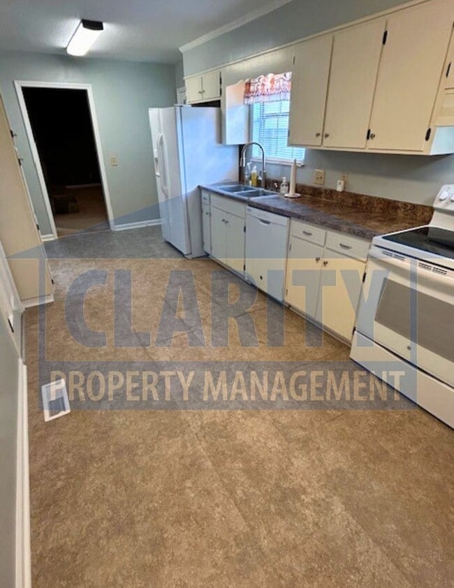 Building Photo - Great one level home with double garage!