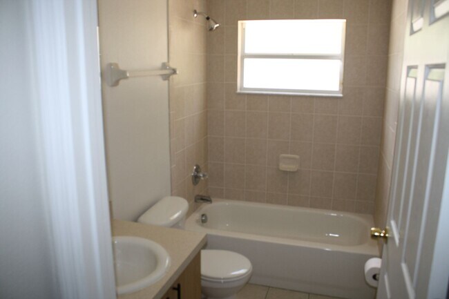 Building Photo - Very nice 4 bedroom 2 bath in beautiful se...