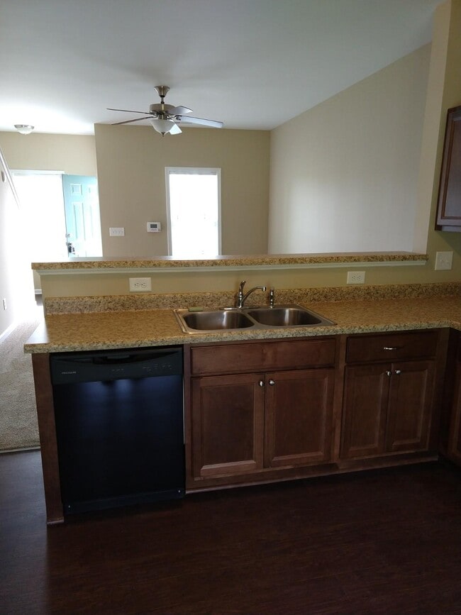 Building Photo - 2 Bedroom, 2.5 Bath Townhome In Applewood