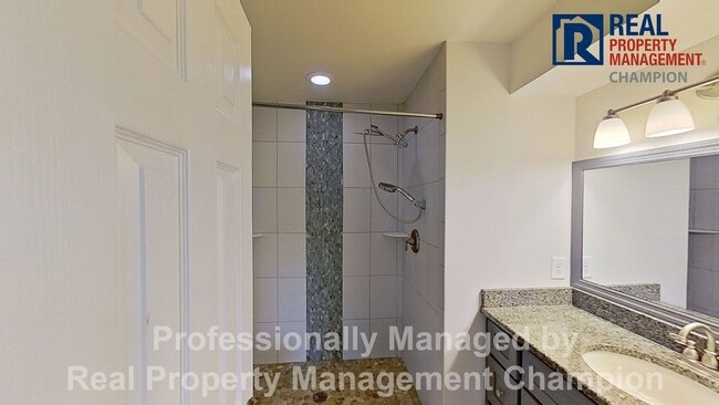 Building Photo - Beautiful Upper-Level Condo with Convenient Mid-Town Location