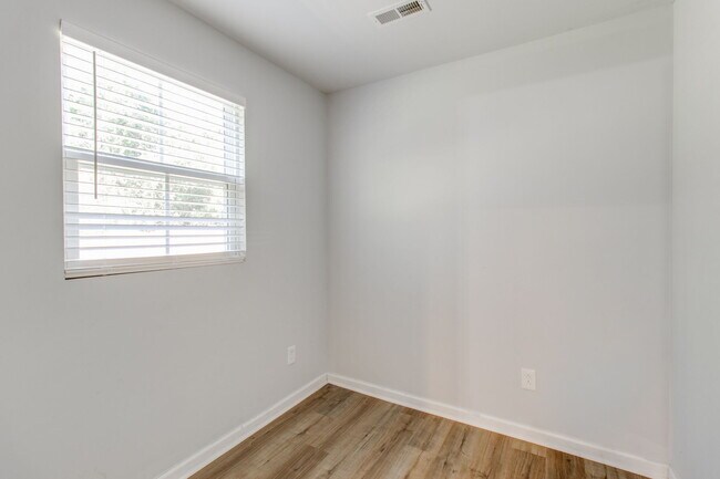 Building Photo - 1108 Lake Village Dr