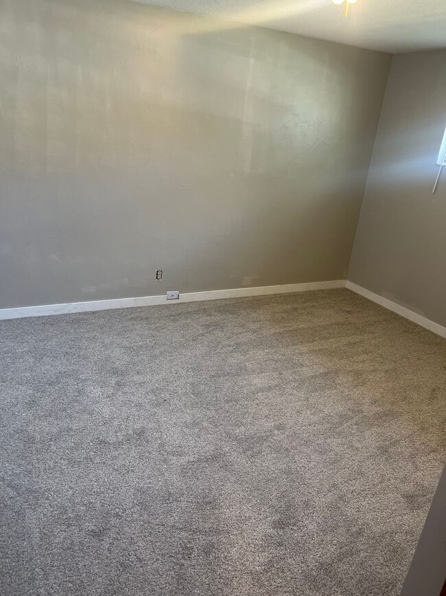 Building Photo - Tall