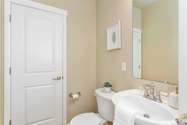Building Photo - SEPTEMBER FREE >> Beautiful 3BR/3BA Townho...