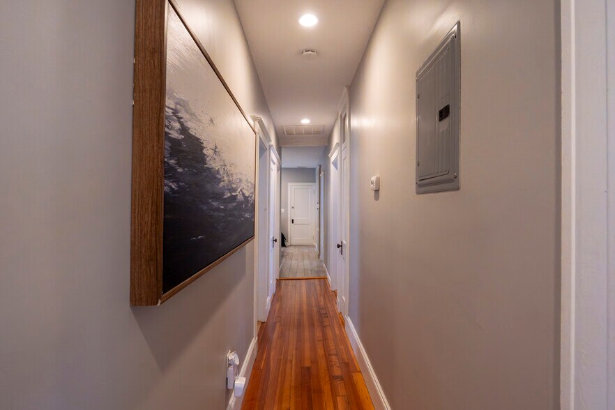 Building Photo - 15 Castleton St