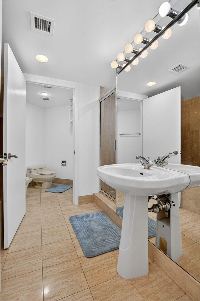 Building Photo - 120 SE 5th Ave