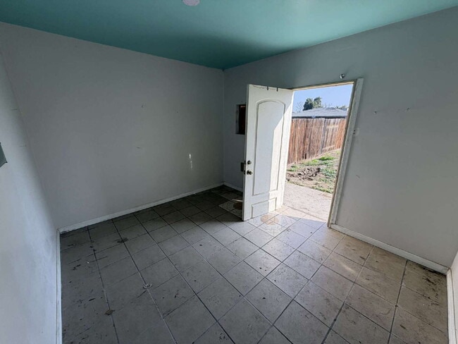 Building Photo - Spacious Single-Story Home with Large Yard & Classic Charm