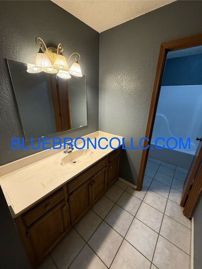 Building Photo - Spacious 3 BR Townhome—New Carpet & Paint—...