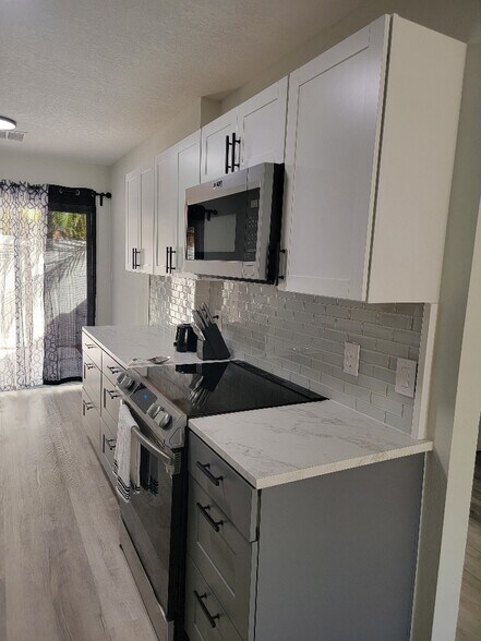 Building Photo - 2056 Sunset Point Rd