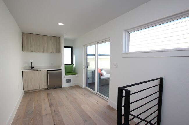 Building Photo - 203 Paschal St