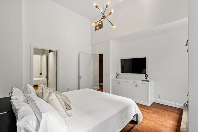 Building Photo - 10 E 14th St