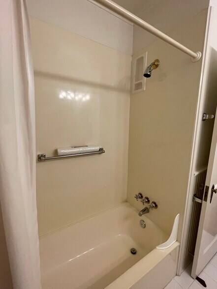 Hall bathroom - 1500 Preston Ave