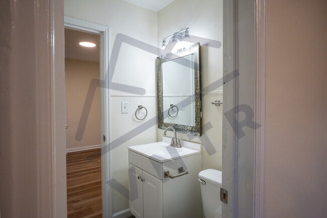 Building Photo - 1921 S Vine St