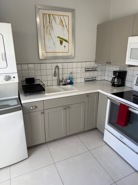 Building Photo - 2513 Staples Ave