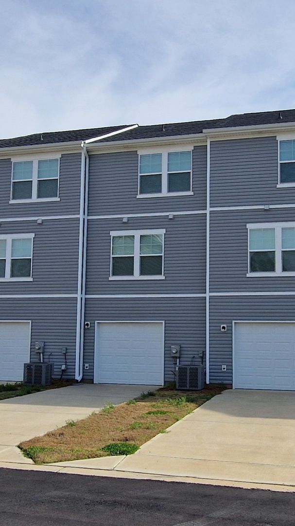 Building Photo - Brand New Townhome | 3 BR/3.5BA | 1-Car Garage | Near Downtown Mooresville