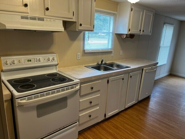 Building Photo - Beautiful Manufactured home in South Lownd...
