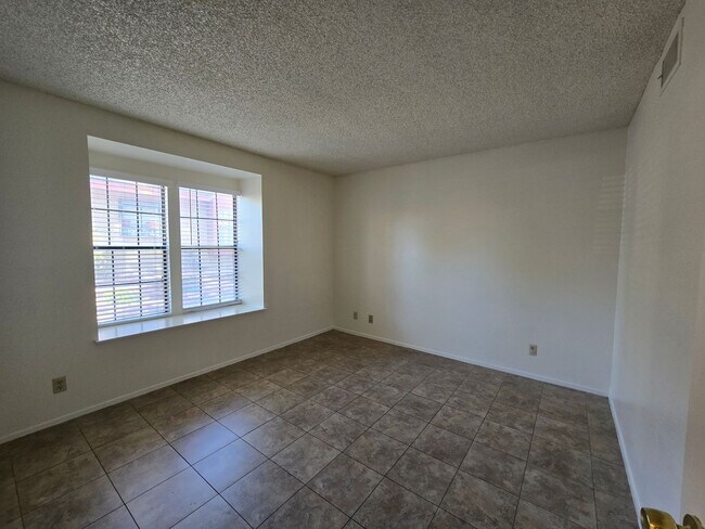 Building Photo - An Amazing Henderson 3 Bedroom Townhome!!