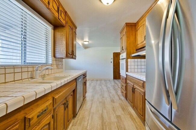 Building Photo - Hardwood Floors- Top Moreland SCH- SM Dogs Welcome- Close to Apple