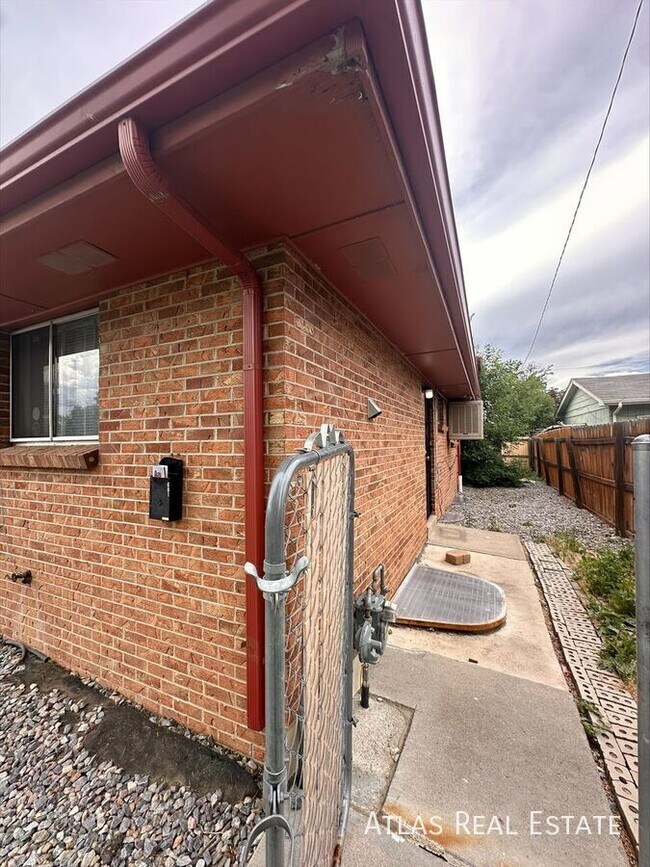 Building Photo - 681 Fraser St
