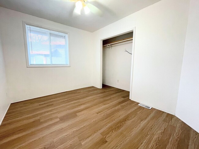 Building Photo - Large 2 Bed, 1 Bath