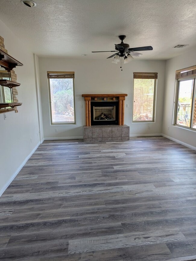 Building Photo - Santa Fe Vistas House!