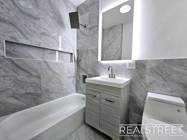 Building Photo - Brand New 4BD/2BA Penthouse with Skylight,...