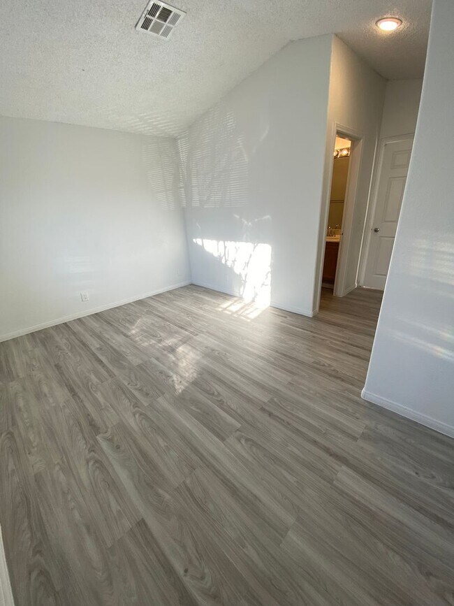Building Photo - Americana Property Mgmt - Condo 2b - 2b in...