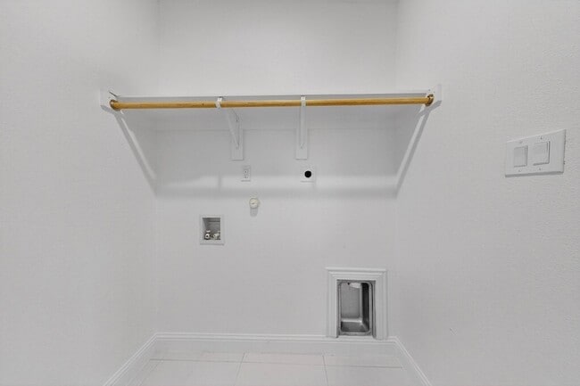 Building Photo - 1828 Highland Dr E